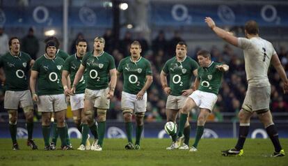 Ronan O'Gara, de Irlanda, patea el balón hacia la línea de banda.