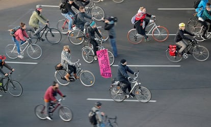 Marcha en bicicleta, durante la protesta por el cambio climática en Berlín (Alemania).