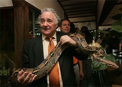 El director de Cosmocaixa, Jorge Wagensberg, ayer con una boa constrictor en la presentación del nuevo museo.