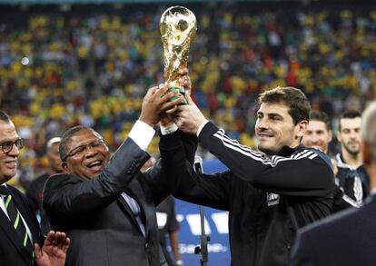 Casillas sostiene el trofeo de la Copa del Mundo antes del partido.