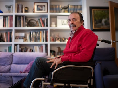 Juan De Dios Román, en su casa de Madrid, a principios de enero junto al Premio Nacional del Deporte que recibió.