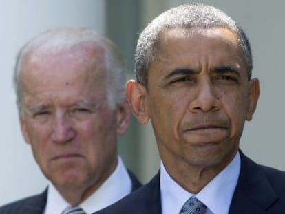 Barack Obama, acompa&ntilde;ado del vicepresidente Joe Biden, el lunes en la Casa Blanca. 