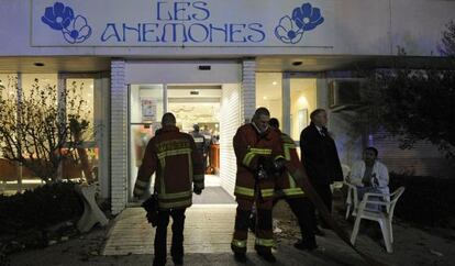 Miembros del servicio de bomberos frente a la residencia.