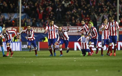 Jugadors de l'Atlètic celebren l'accés a quarts.