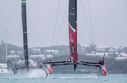 El New Zealand y el Artemis durante una de las regatas de la final de la Copa Louis Vuitton, en Hamilton (islas Bermudas). 