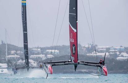 El New Zealand y el Artemis durante una de las regatas de la final de la Copa Louis Vuitton, en Hamilton (islas Bermudas).