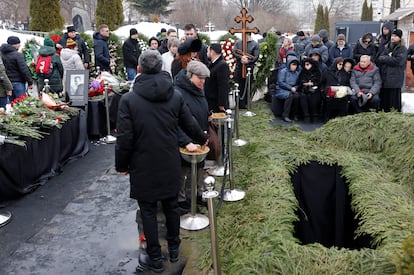 Los padres y familiares del difunto líder de la oposición rusa Alexéi Navalni, durante el funeral en el cementerio de Borísov.