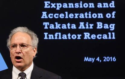 Mark Rosekind, de la administración de Tráfico de Estaos Unidos, anuncia la retirada de los airbag de Takata.