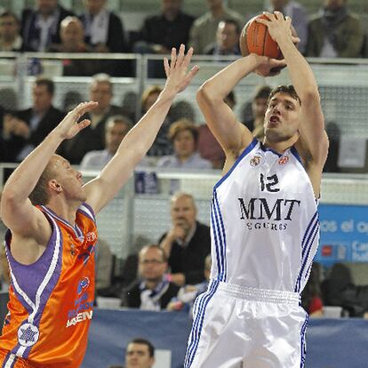 Mirotic lanza a canasta ante Savanovic.