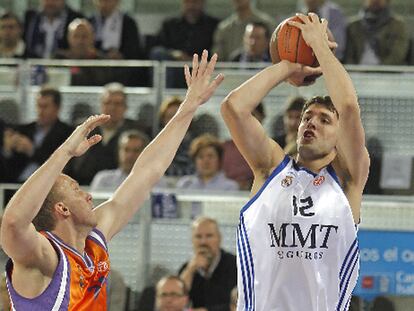 Mirotic lanza a canasta ante Savanovic.