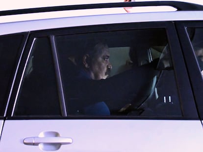 Jristos Pappás  tras comparecer ante el juez en Atenas en un vehículo antiterrorista.