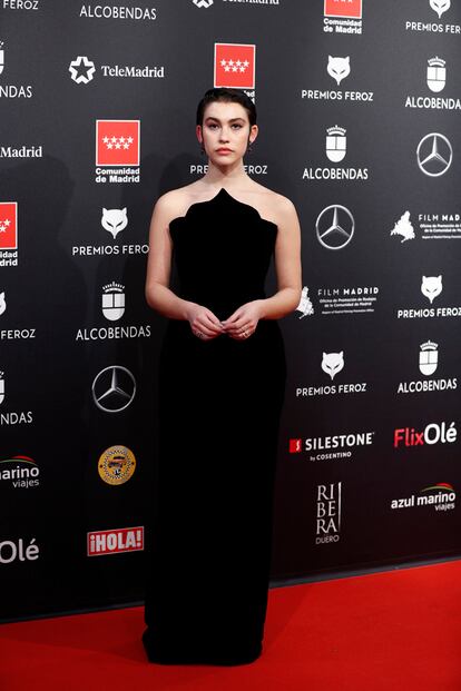 El negro fue el color de la noche. Greta Fernández también lo lució en un elegante vestido de Oscar de la Renta.