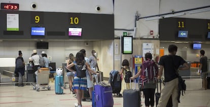 Pasajeros en la terminal de salidas del aeropuerto de San Pablo, Sevilla.