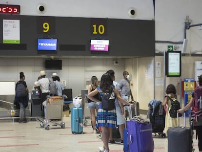 Pasajeros en la terminal de salidas del aeropuerto de San Pablo, Sevilla.