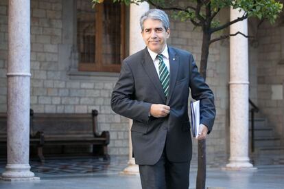El conseller de Presidència i portaveu del Govern, Francesc Homs, a punt d'entrar al Saló Tàpies per al consell executiu.