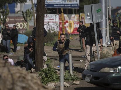 La polic&iacute;a de M&eacute;xico se despliega ante protestas en una instalaci&oacute;n petrolera en Rosarito, cerca de Tijuana.