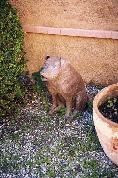 Escultura que hizo Lucas, el hijo de Miguel, que es artista, hace unos años, cuando murió su perro Bruno.