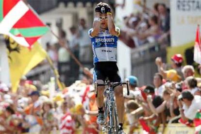 George Hincapie celebra en la meta su triunfo de etapa.