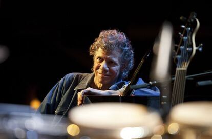 El músico Chick Corea en una actuación con The Vigil en 2014.