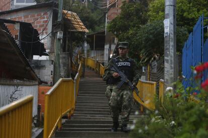 Miembros del Ejército realizan un patrullaje este lunes, en el barrio La Sierra en Medellín, Colombia