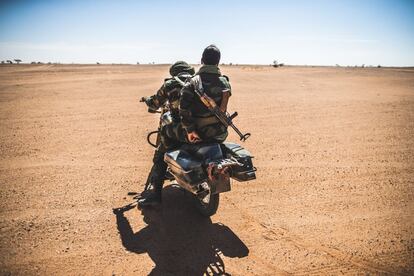 Una avanzadilla de los militares saharauis recoge al grupo de periodistas que el Frente Polisario ha querido llevar a uno de los seis muros minados que dividen la antigua colonia española a que atestigüen que la guerra existe, después de haber asegurado el terreno.