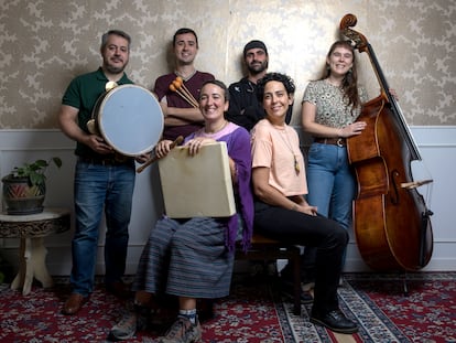 Sonia Megías y Eva Guillamón, integrantes del grupo de música folclórica 'Dúa de Pel', junto a su banda en la sala Duncan en Lavapiés.