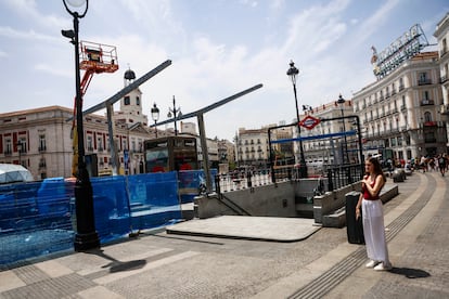 Otra vista de los pilares para lonas en la Puerta del Sol.