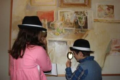 Dos niños convertidos en detectives en el Museo Ramón Gaya de Murcia.