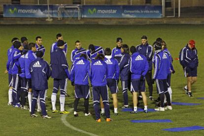 Aguirre, a la derecha, junto a los futbolistas del Zaragoza.