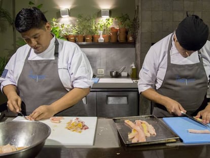 Dos chefs cocinan en un restaurante de Lima. 