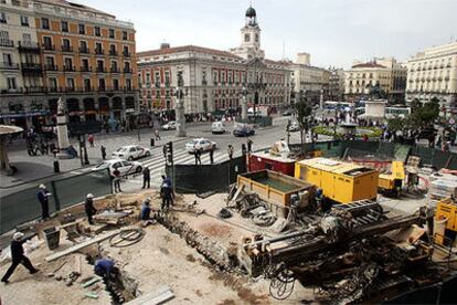 La Puerta del Sol, tomada por las obras de la futura macroestación de cercanías y por los trabajos de renovación de la línea 3 del metro.