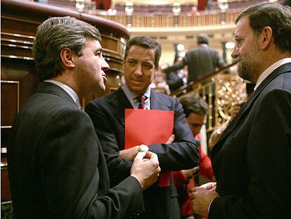 Ángel Acebes, Eduardo Zaplana y Mariano Rajoy, en el Congreso de los Diputados.

GORKA LEJARCEGI