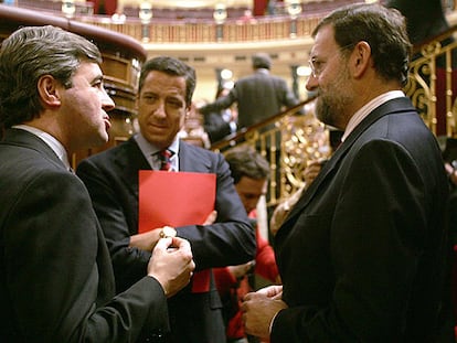 Ángel Acebes, Eduardo Zaplana y Mariano Rajoy, en el Congreso de los Diputados.
GORKA LEJARCEGI