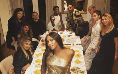Con la 'top model' Naomi Cambell y otros amigos tras el desfile de Versace en Milán.