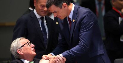Pedro Sánchez saluda al presidente de la CE, Jean-Claude Juncker.