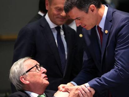 Pedro S&aacute;nchez saluda al presidente de la CE, Jean-Claude Juncker.