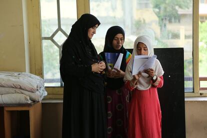 Farida, de 40 años, enseña en un centro de aprendizaje acelerado en Jalalabad, en el este de Afganistán. Está decidida a hacer que las niñas vuelvan a estudiar y ha pasado horas convenciendo a los padres. Más de 176.000 menores de edad acceden a la educación comunitaria en Afganistán, que les brinda oportunidades de estudiar más cerca de sus hogares y, en algunos casos, en sus mismos hogares.