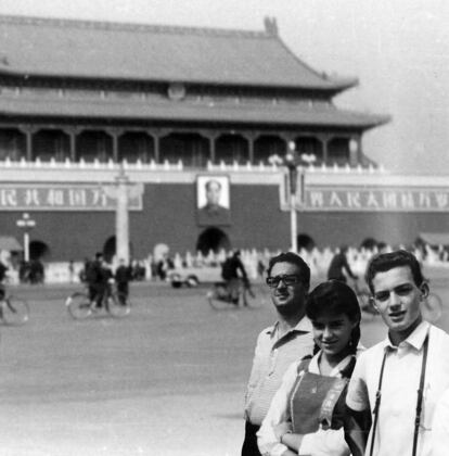 Fausto Cabrera, con sus hijos Marianella y Sergio en la plaza de Tiananmén en 1966.