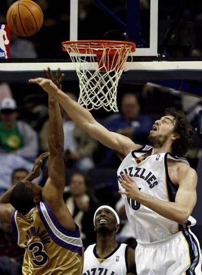 El jugador español de los Grizzlies de Memphis, Pau Gasol, tapona un lanzamiento de Shareef Abdur-Rahim, de los Kings de Sacramento.