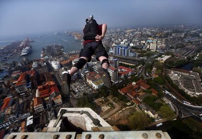 El canadiense, Gareth Parry, salta desde una altura de 40 pisos, en el World Trade Center en Colombo (Sri Lanka).