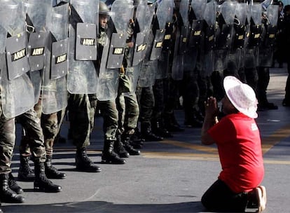 Un opositor al Gobierno implora a los agentes antidisturbios que no usen la violencia contra los manifestantes.