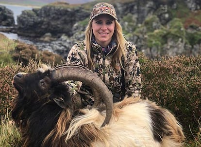 La presentadora Larysa Switlyk posa con una cabra salvaje abatida en una cacería en la isla de Islay (Escocia).