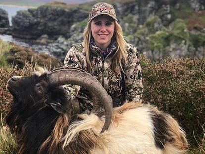La presentadora Larysa Switlyk posa con una cabra salvaje abatida en una cacería en la isla de Islay (Escocia).