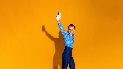 Al 'uniforme' de la noche, a base de camisas de colores con cuellos ultralargos o chorreras y ceñidos pantalones acampanados solo le faltaba un complemento ideal: el 'smartphone'.
