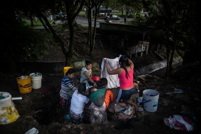 Algunas de las familias que habitan este asentamiento llegaron porque no pudieron seguir pagando arriendo en el sur de Bogotá.