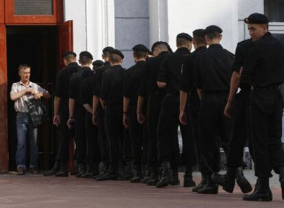 Militares moldavos forman fila para votar en un colegio electoral de Chisinau.