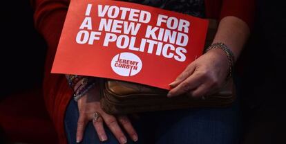 "Jo vaig votar per un nou tipus de polítiques", resa un cartell de la campanya de Corbyn.