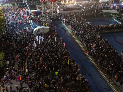 Seguidores del alcalde de Estambul, Ekrem Imamoglu, concentrados en torno a sus oficinas tras conocerse su condena, este miércoles.