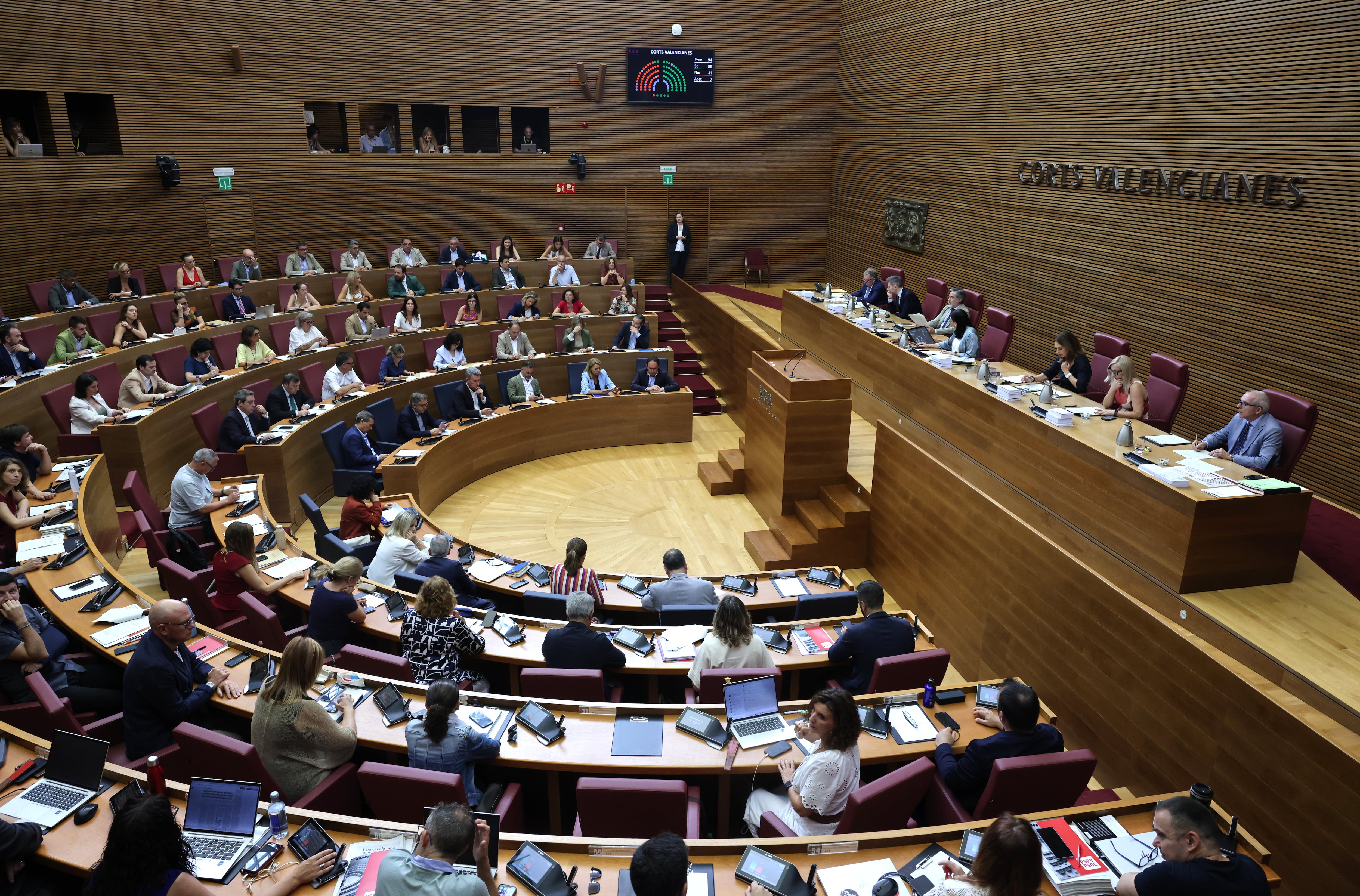 El PP se pliega a Vox y Les Corts Valencianes aprueban los primeros presupuestos en España que incluyen la prioridad nacional