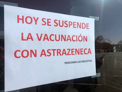 Cartel informativo sobre la suspensión de la vacuna de Astra Zeneca en Castilla y León, el pasado miércoles.